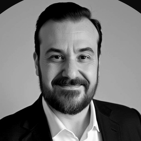 Ritratto in bianco e nero di Leonardo Toro, con barba, giacca scura e camicia bianca